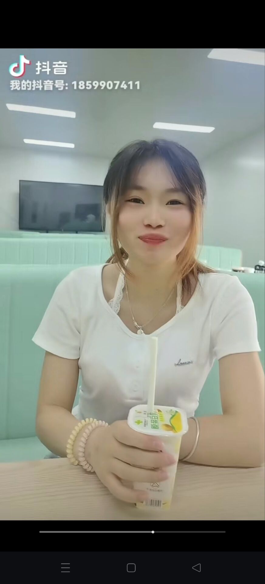 美女主播走进博之源现场品尝新鲜豆乳